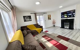 Spacious 3-Bed Home With Garden, Private Parking, Smart Tv'S, Fast Wi-Fi